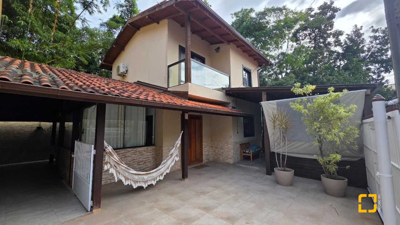 Casa com 100m², 3 quartos, 2 garagens, no bairro Campeche em Florianópolis