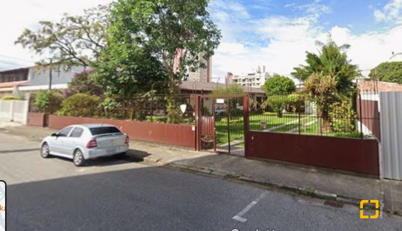 Casa com 297m², 3 quartos (sendo 1 suíte), 2 garagens, no bairro Estreito em Florianópolis