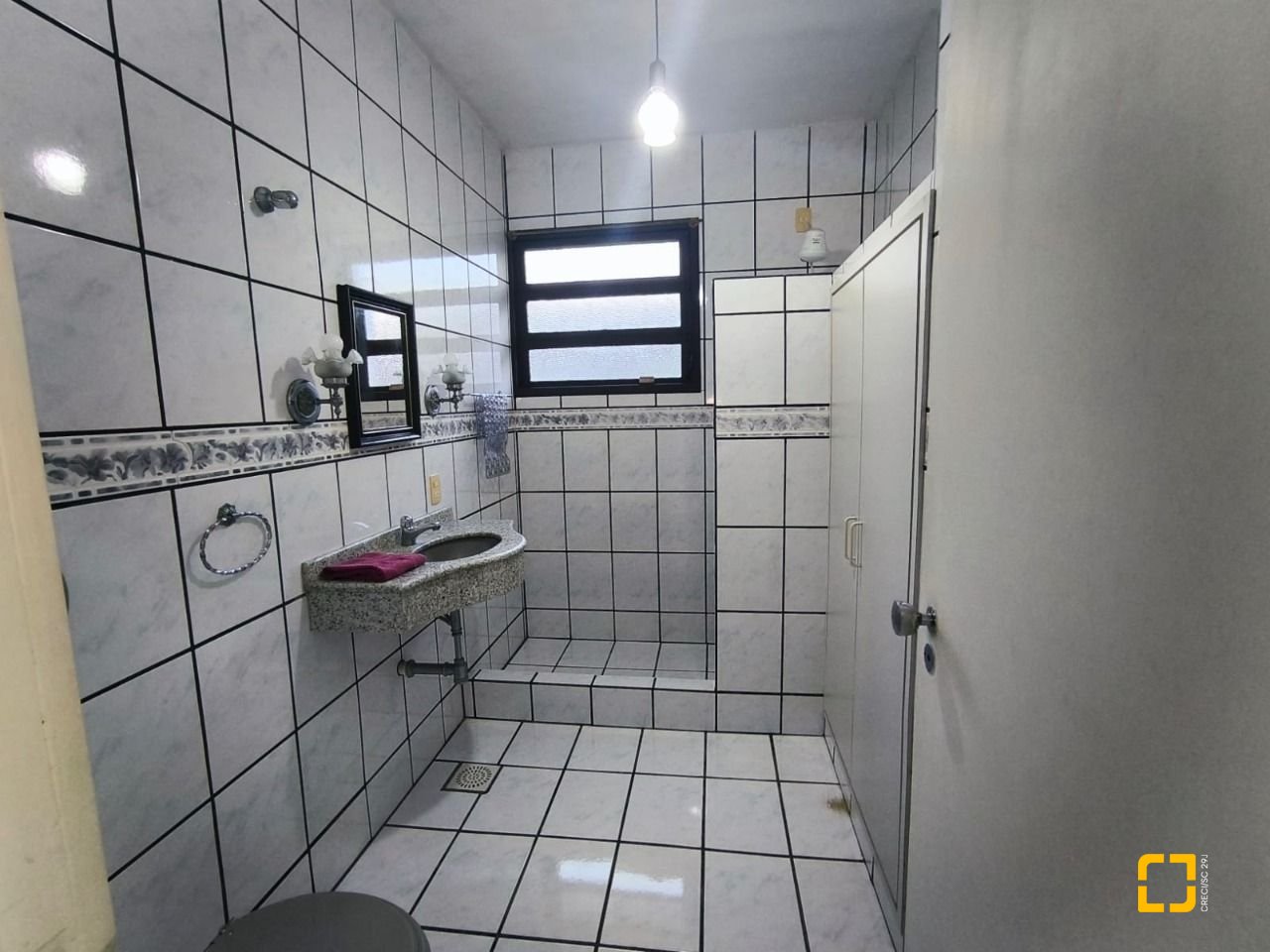Casa com 297m², 3 quartos (sendo 1 suíte), 2 garagens, no bairro Estreito em Florianópolis