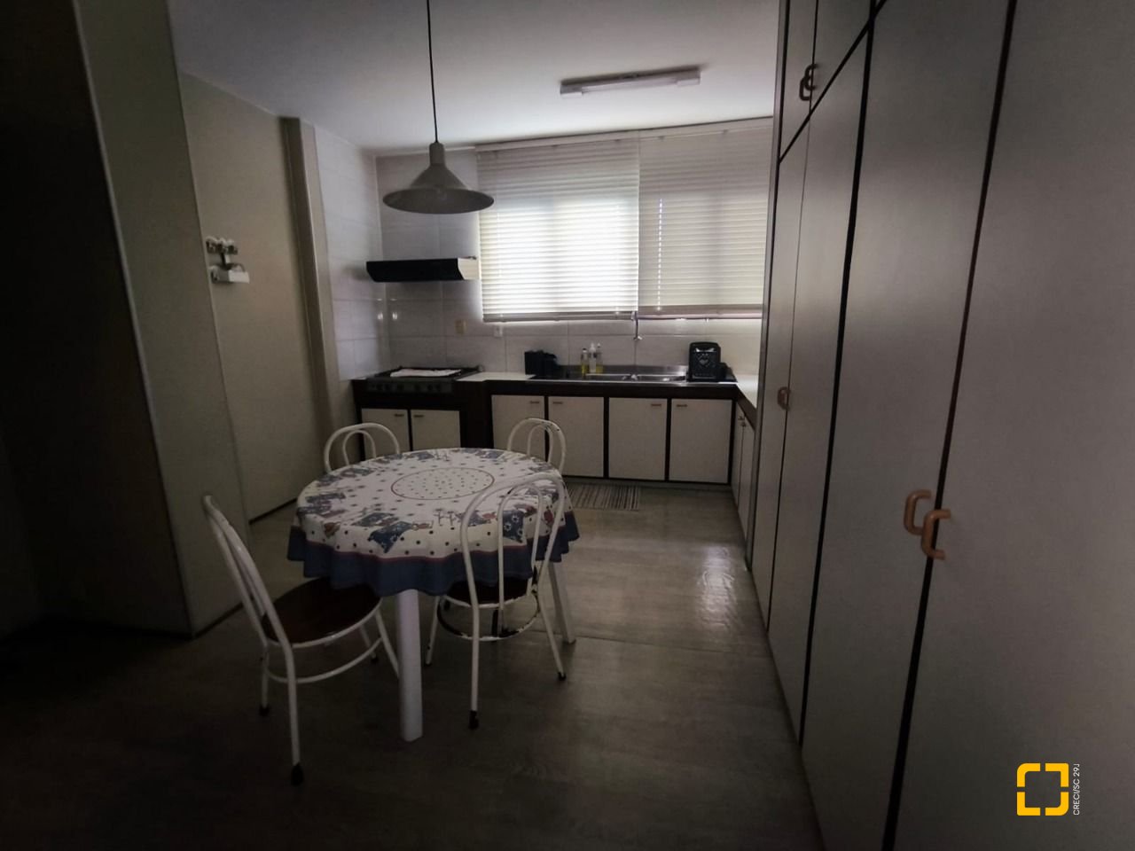 Casa com 297m², 3 quartos (sendo 1 suíte), 2 garagens, no bairro Estreito em Florianópolis