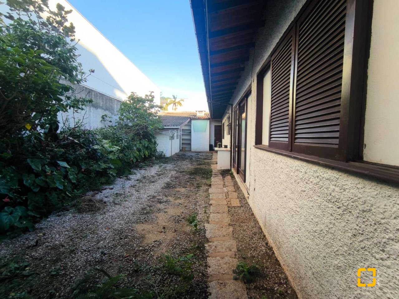 Casa com 297m², 3 quartos (sendo 1 suíte), 2 garagens, no bairro Estreito em Florianópolis