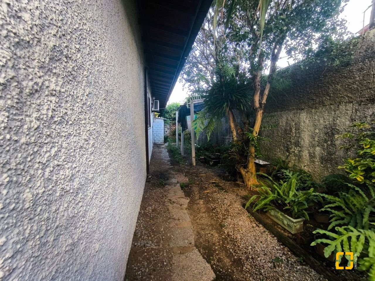 Casa com 297m², 3 quartos (sendo 1 suíte), 2 garagens, no bairro Estreito em Florianópolis