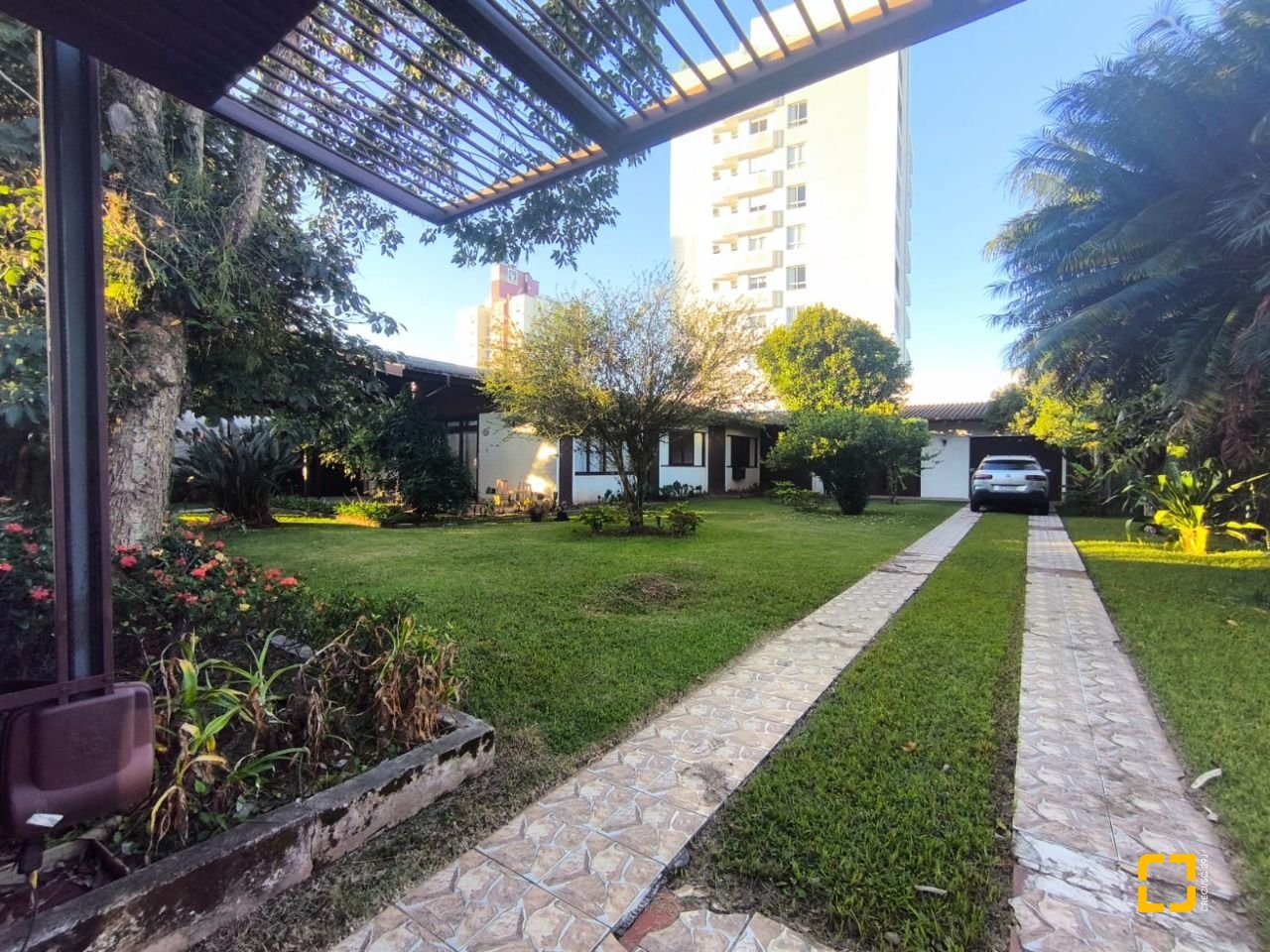 Casa com 297m², 3 quartos (sendo 1 suíte), 2 garagens, no bairro Estreito em Florianópolis