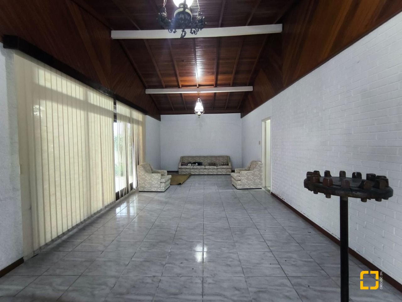 Casa com 297m², 3 quartos (sendo 1 suíte), 2 garagens, no bairro Estreito em Florianópolis