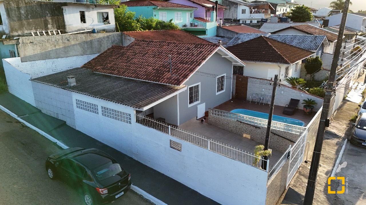Casa com 63m², 3 quartos, 3 garagens, no bairro Forquilhas em São José