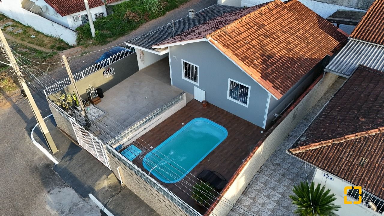 Casa com 63m², 3 quartos, 3 garagens, no bairro Forquilhas em São José