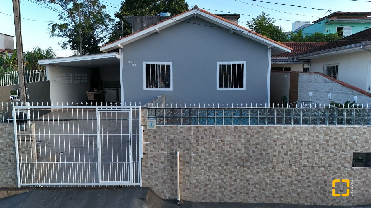 Casa com 63m², 3 quartos, 3 garagens, no bairro Forquilhas em São José
