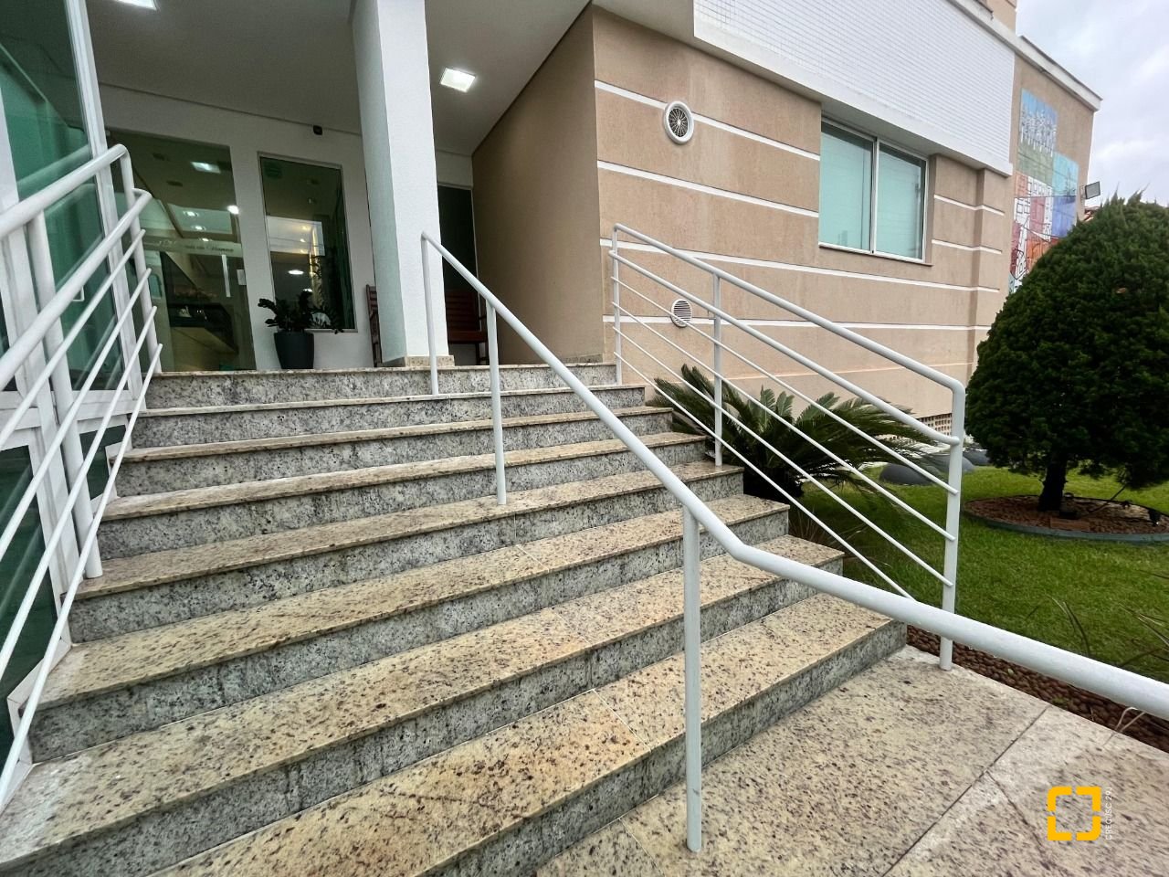 Apartamento com 87m², 3 quartos (sendo 1 suíte), 2 garagens, no bairro Campinas em São José