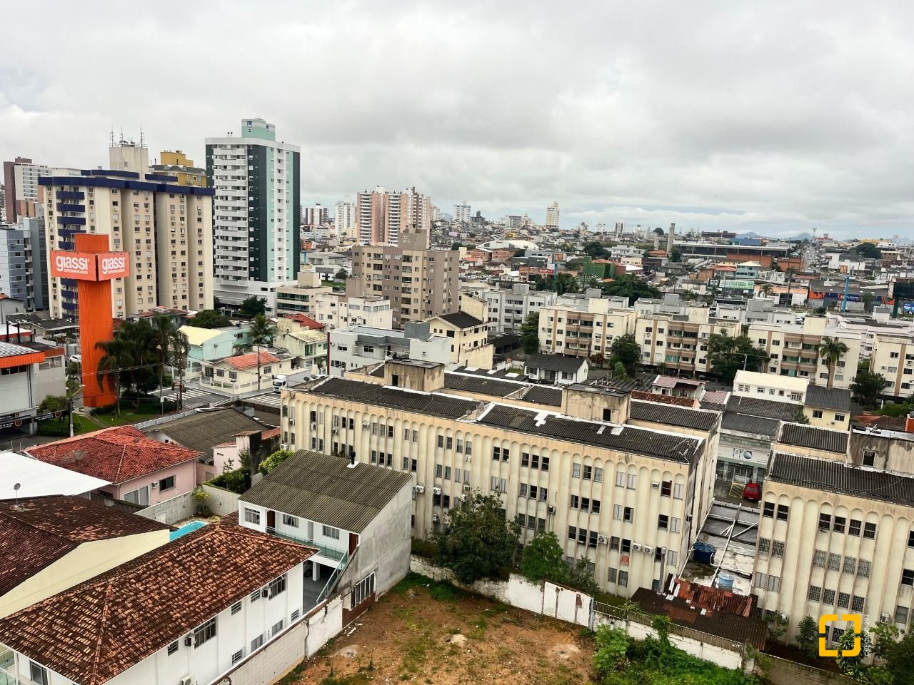 Apartamento com 87m², 3 quartos (sendo 1 suíte), 2 garagens, no bairro Campinas em São José
