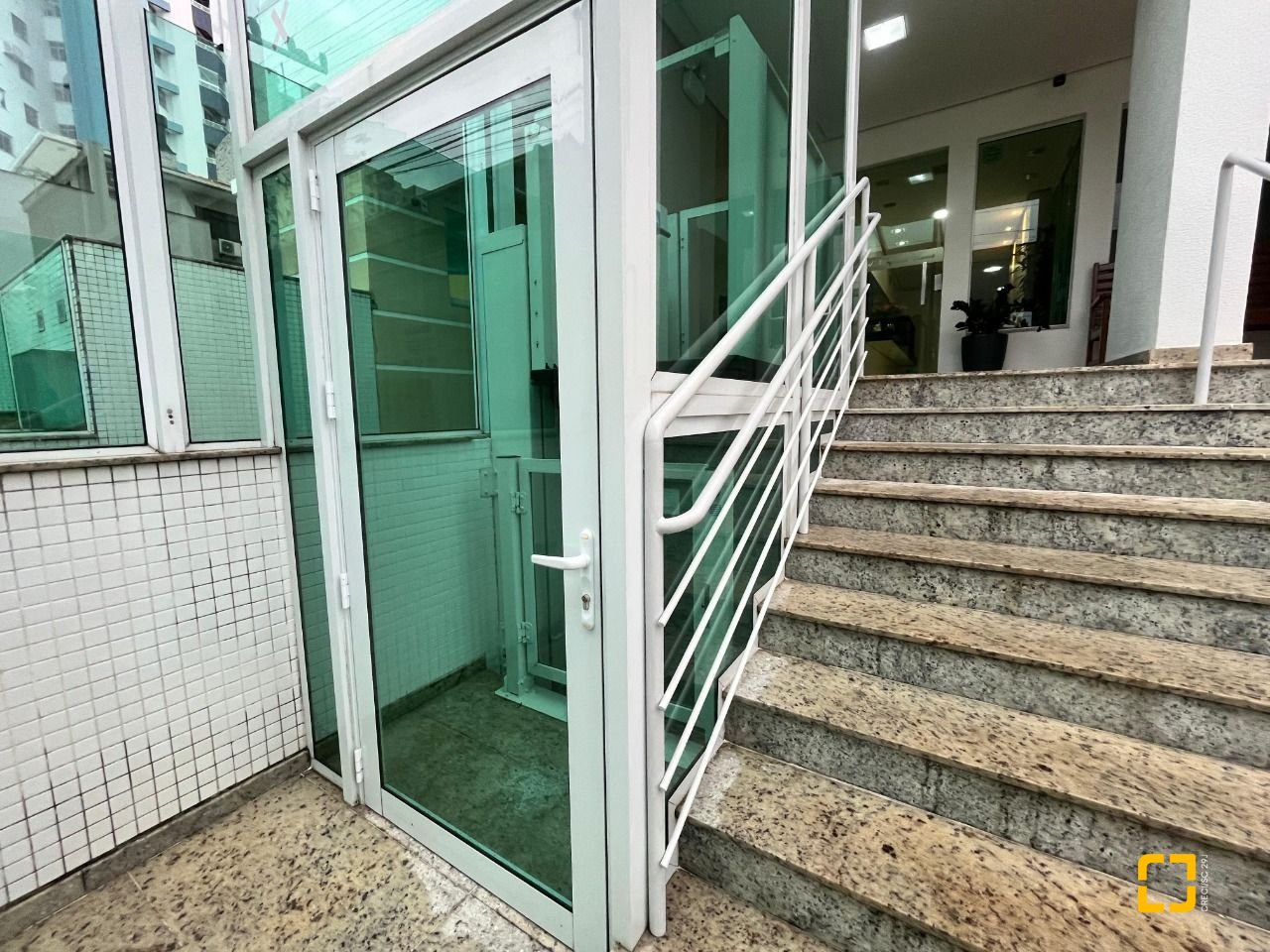 Apartamento com 87m², 3 quartos (sendo 1 suíte), 2 garagens, no bairro Campinas em São José