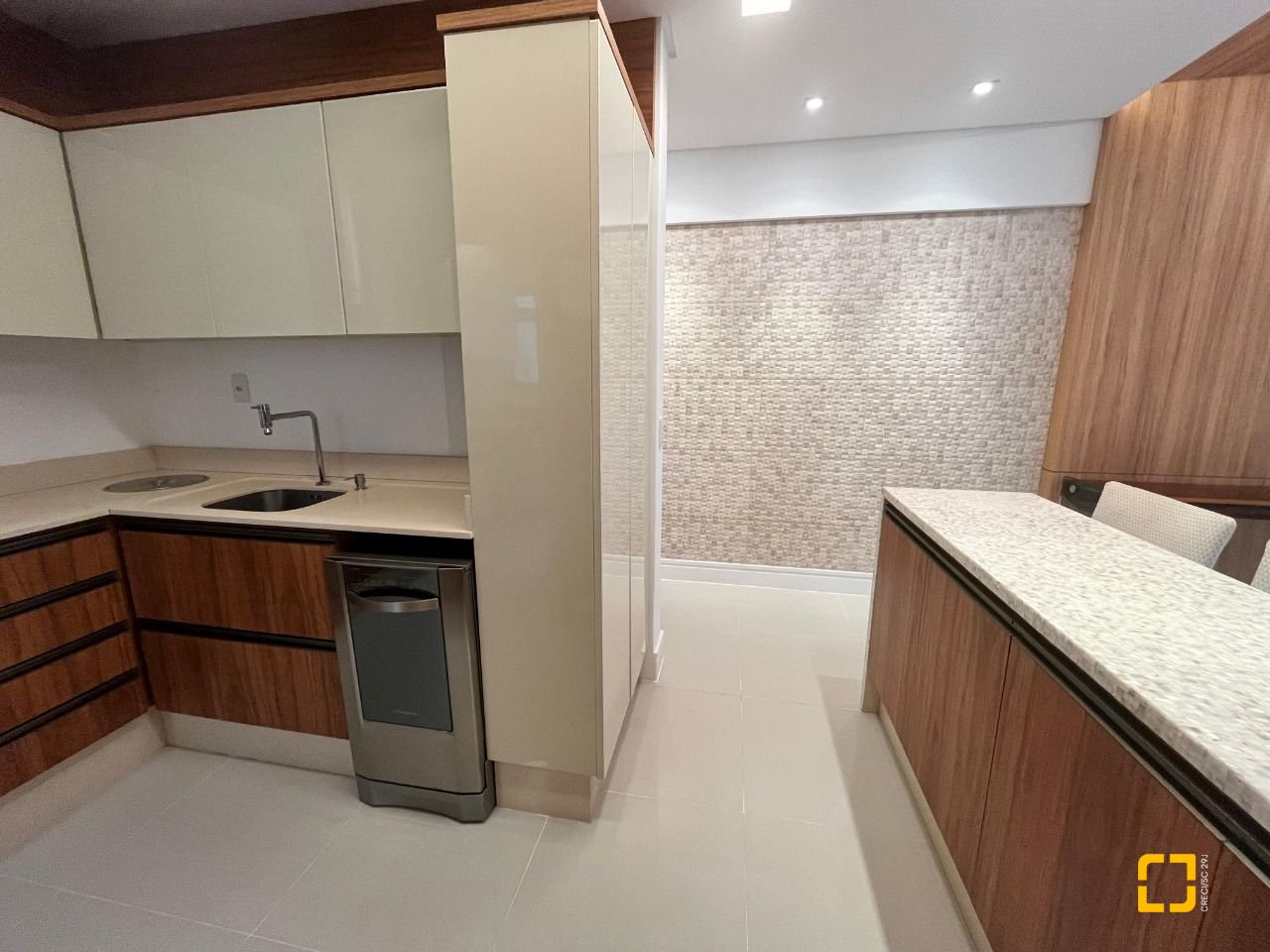 Apartamento com 87m², 3 quartos (sendo 1 suíte), 2 garagens, no bairro Campinas em São José