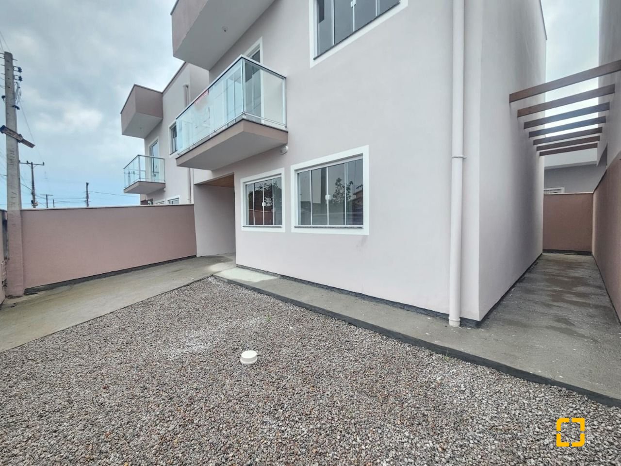 Casa com 109m², 3 quartos (sendo 1 suíte), 2 garagens, no bairro Rio Caveiras em Biguaçu