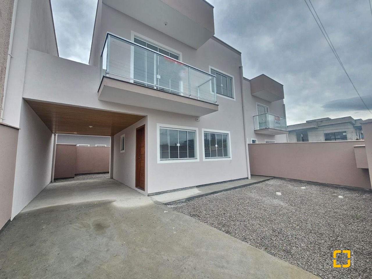 Casa com 109m², 3 quartos (sendo 1 suíte), 2 garagens, no bairro Rio Caveiras em Biguaçu