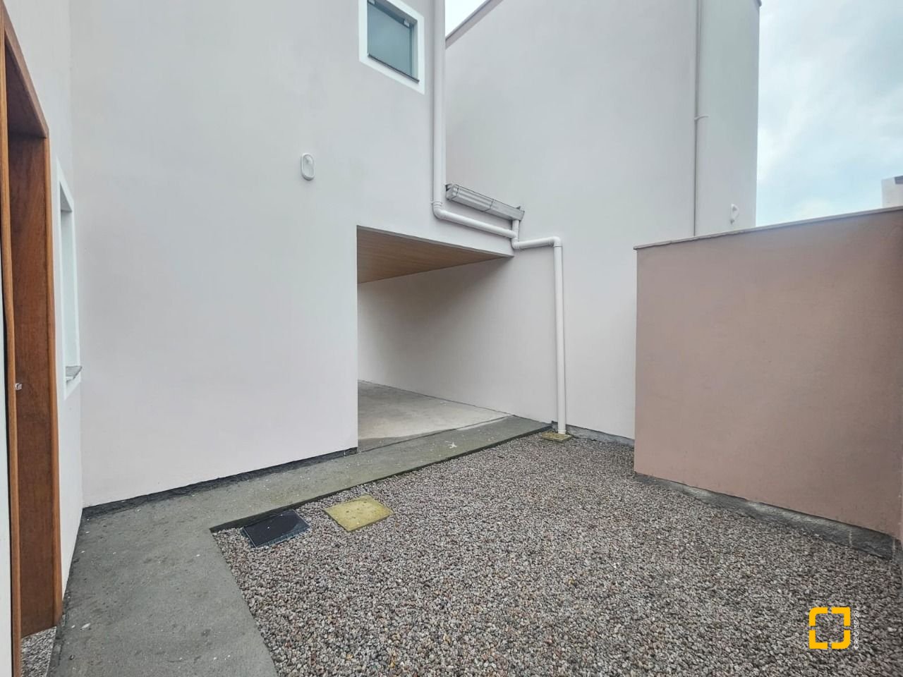 Casa com 109m², 3 quartos (sendo 1 suíte), 2 garagens, no bairro Rio Caveiras em Biguaçu