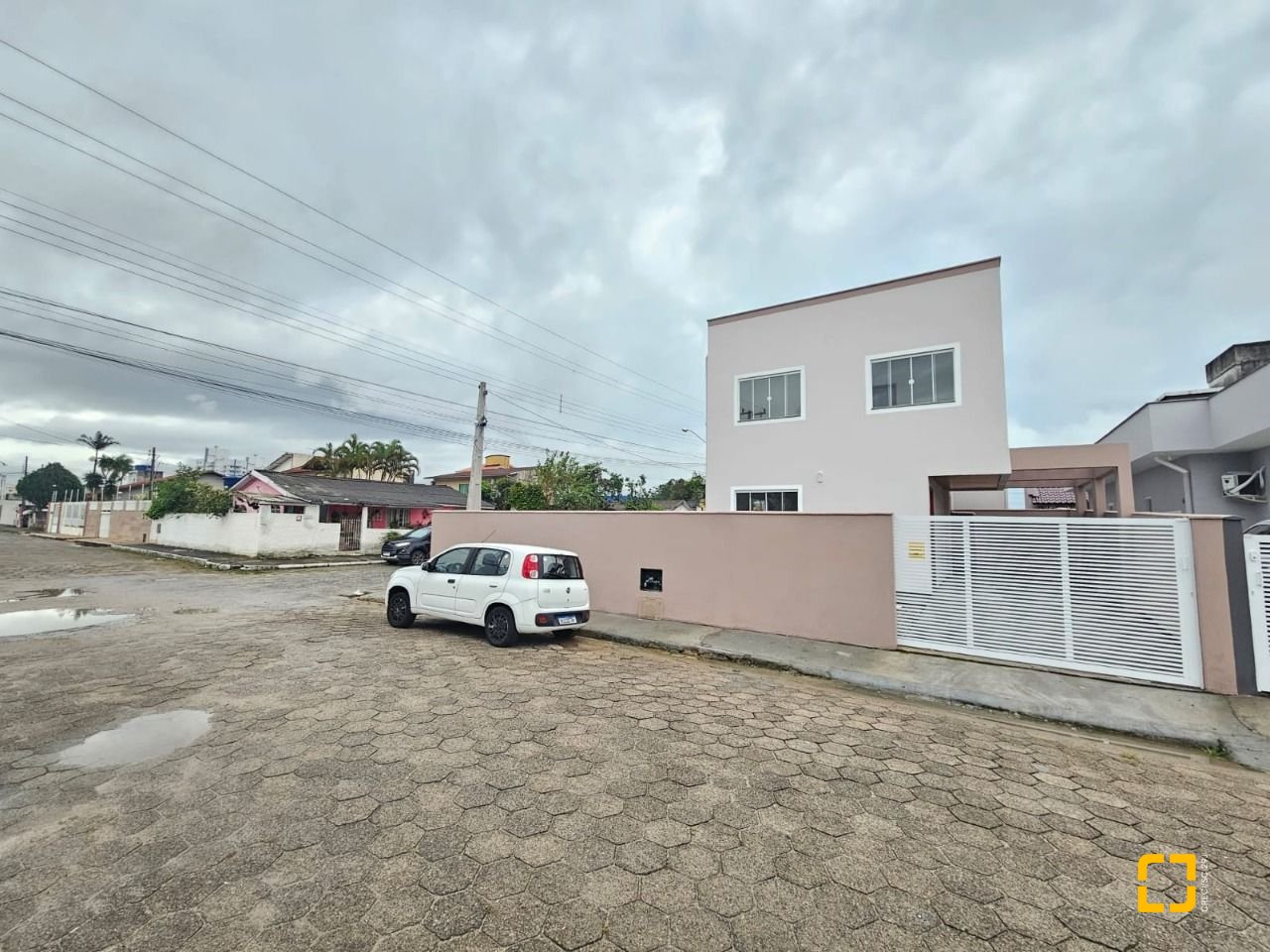 Casa com 89m², 3 quartos (sendo 1 suíte), 2 garagens, no bairro Rio Caveiras em Biguaçu