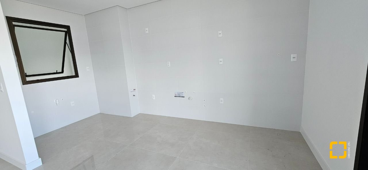 Apartamento com 113m², 6 quartos (sendo 3 suítes), 2 garagens, no bairro Kobrasol em São José