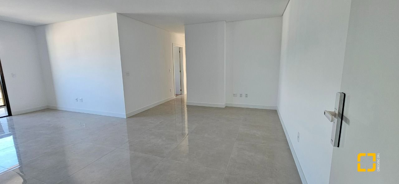 Apartamento com 113m², 6 quartos (sendo 3 suítes), 2 garagens, no bairro Kobrasol em São José