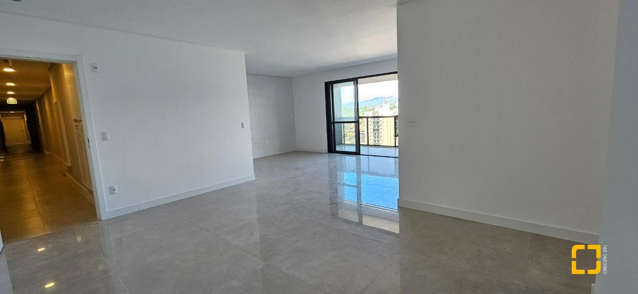 Apartamento com 113m², 6 quartos (sendo 3 suítes), 2 garagens, no bairro Kobrasol em São José