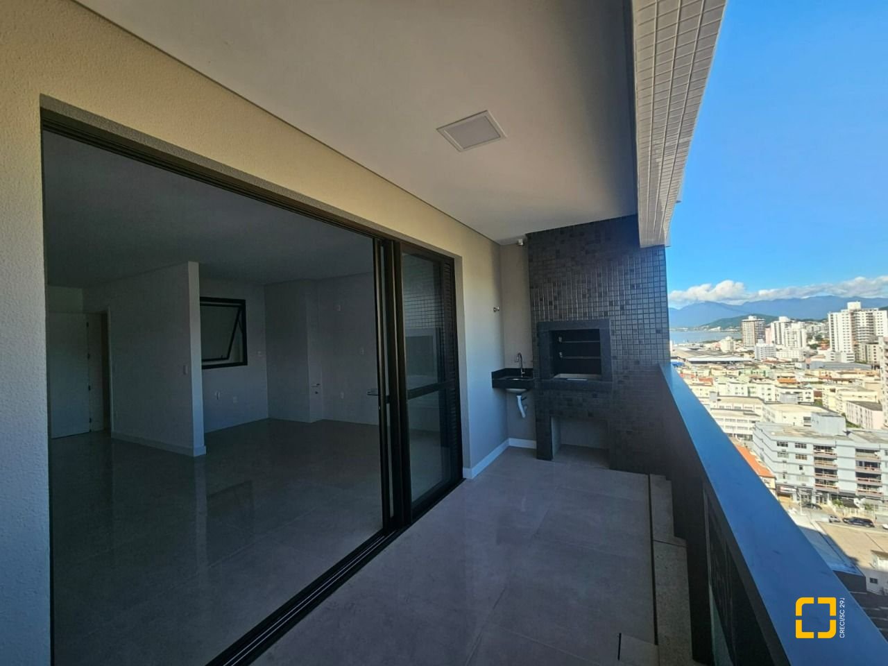 Apartamento com 113m², 6 quartos (sendo 3 suítes), 2 garagens, no bairro Kobrasol em São José