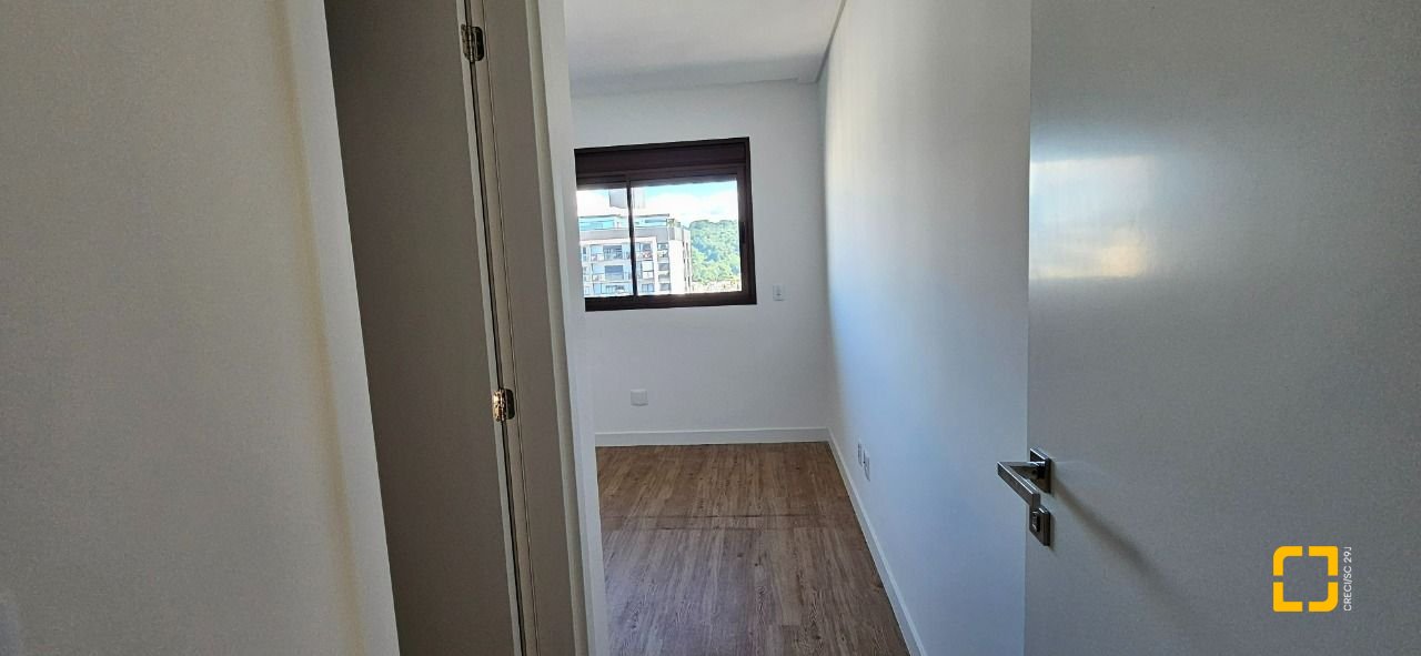 Apartamento com 113m², 6 quartos (sendo 3 suítes), 2 garagens, no bairro Kobrasol em São José