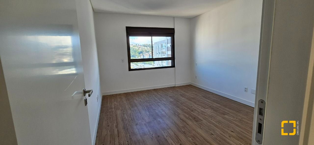 Apartamento com 113m², 6 quartos (sendo 3 suítes), 2 garagens, no bairro Kobrasol em São José