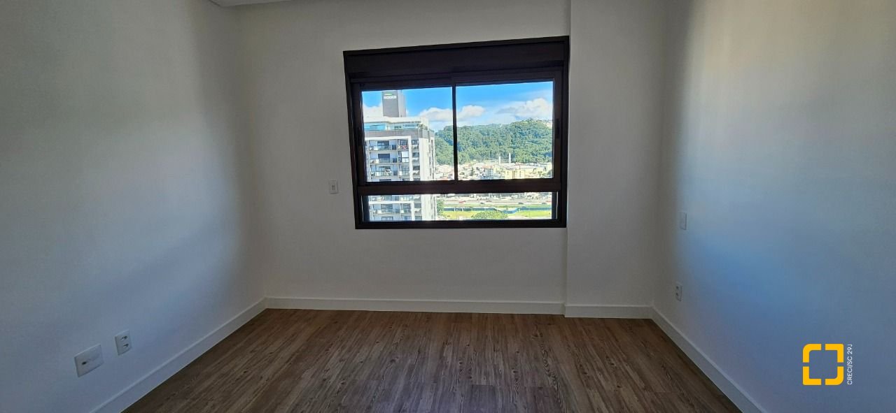 Apartamento com 113m², 6 quartos (sendo 3 suítes), 2 garagens, no bairro Kobrasol em São José