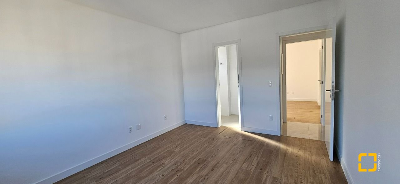 Apartamento com 113m², 6 quartos (sendo 3 suítes), 2 garagens, no bairro Kobrasol em São José