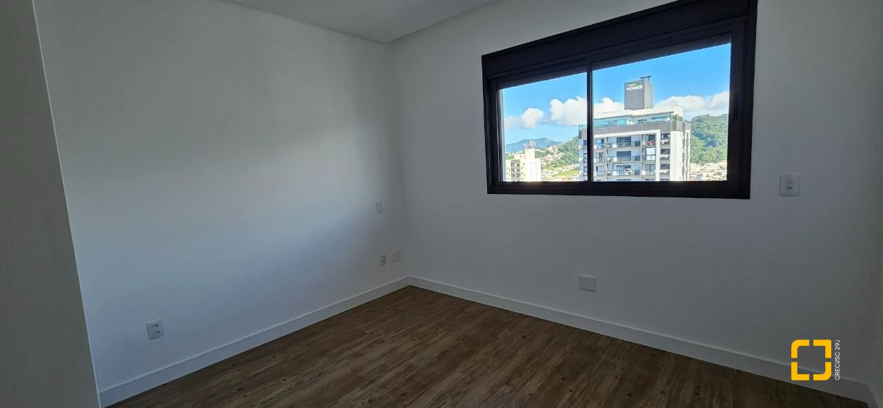 Apartamento com 113m², 6 quartos (sendo 3 suítes), 2 garagens, no bairro Kobrasol em São José