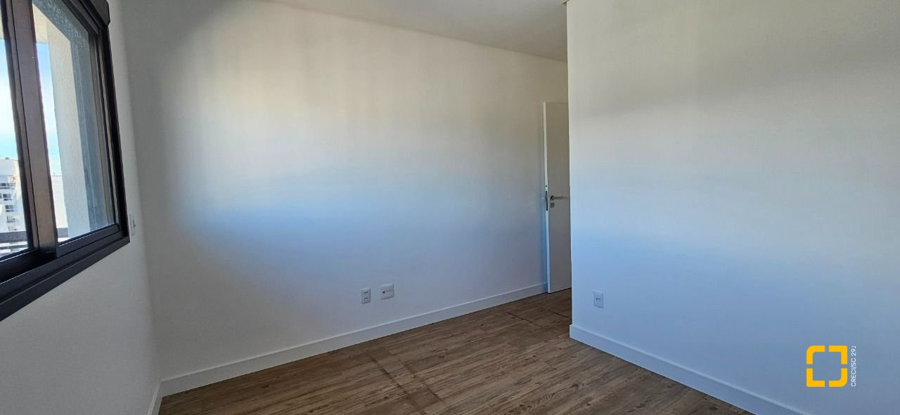 Apartamento com 113m², 6 quartos (sendo 3 suítes), 2 garagens, no bairro Kobrasol em São José
