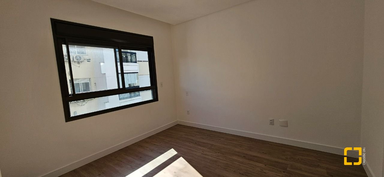 Apartamento com 113m², 6 quartos (sendo 3 suítes), 2 garagens, no bairro Kobrasol em São José