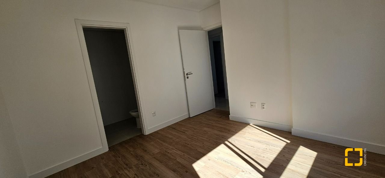 Apartamento com 113m², 6 quartos (sendo 3 suítes), 2 garagens, no bairro Kobrasol em São José