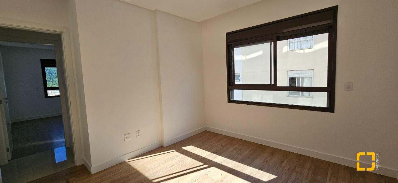 Apartamento com 113m², 6 quartos (sendo 3 suítes), 2 garagens, no bairro Kobrasol em São José
