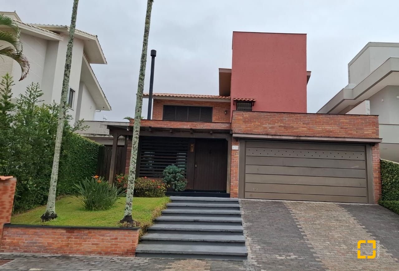 Casa com 200m², 4 quartos (sendo 1 suíte), 2 garagens, no bairro Pedra Branca em Palhoça