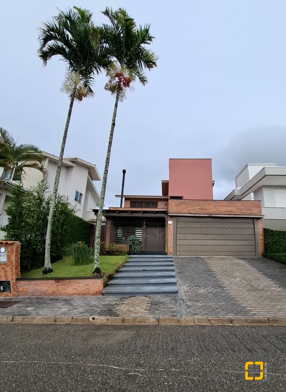 Casa com 200m², 4 quartos (sendo 1 suíte), 2 garagens, no bairro Pedra Branca em Palhoça