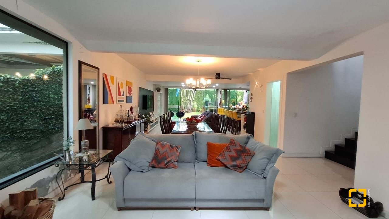 Casa com 200m², 4 quartos (sendo 1 suíte), 2 garagens, no bairro Pedra Branca em Palhoça