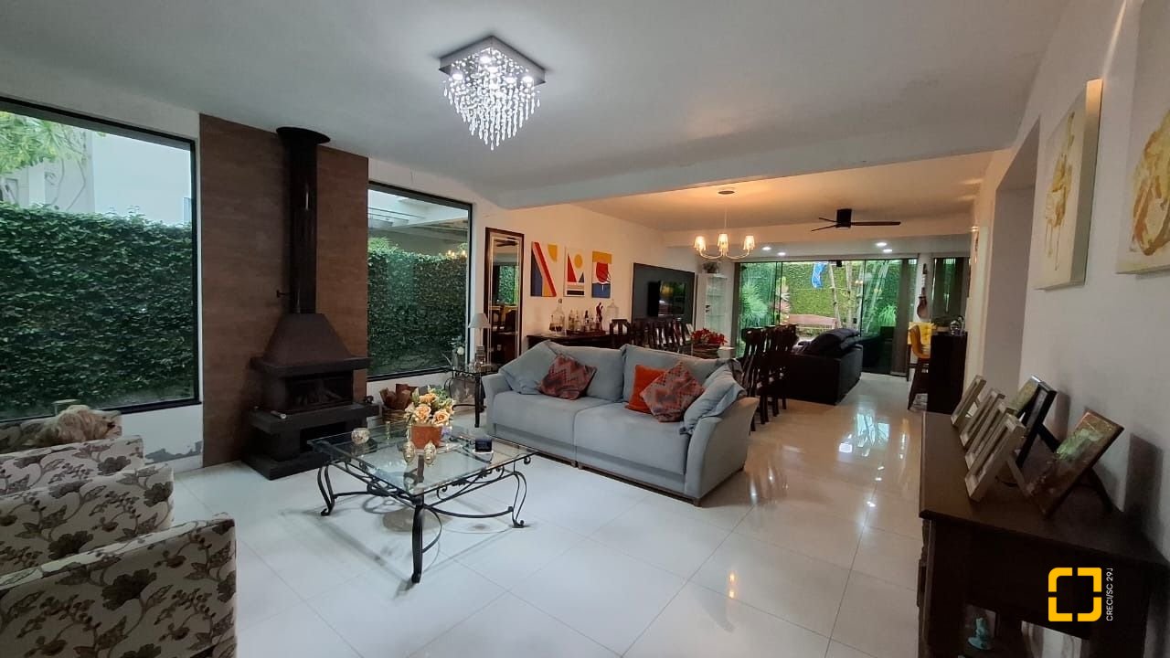 Casa com 200m², 4 quartos (sendo 1 suíte), 2 garagens, no bairro Pedra Branca em Palhoça