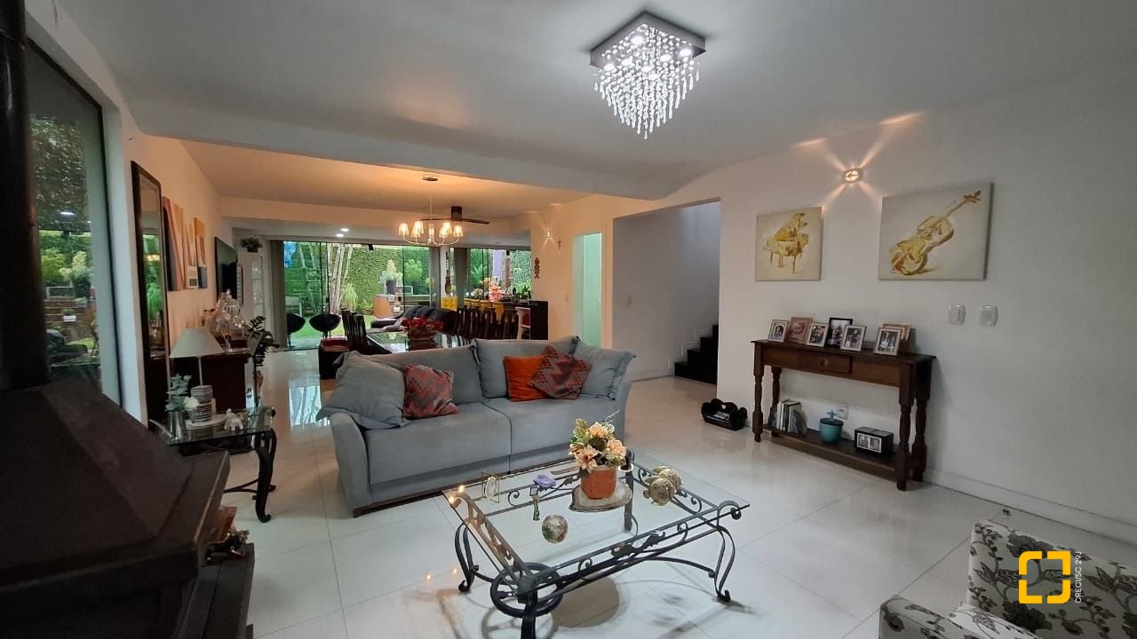 Casa com 200m², 4 quartos (sendo 1 suíte), 2 garagens, no bairro Pedra Branca em Palhoça
