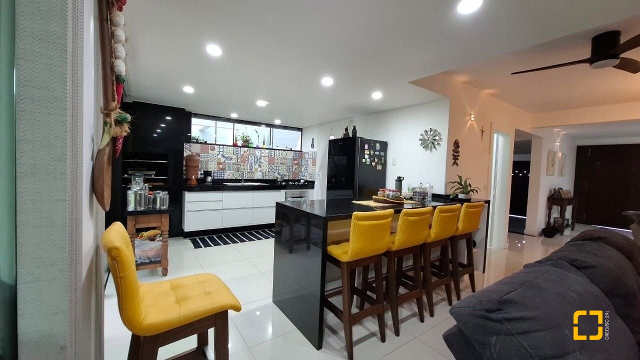 Casa com 200m², 4 quartos (sendo 1 suíte), 2 garagens, no bairro Pedra Branca em Palhoça