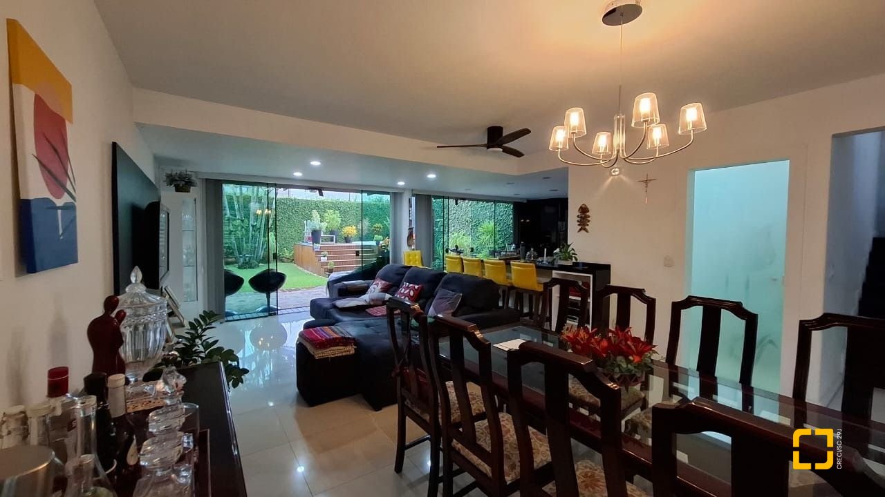 Casa com 200m², 4 quartos (sendo 1 suíte), 2 garagens, no bairro Pedra Branca em Palhoça