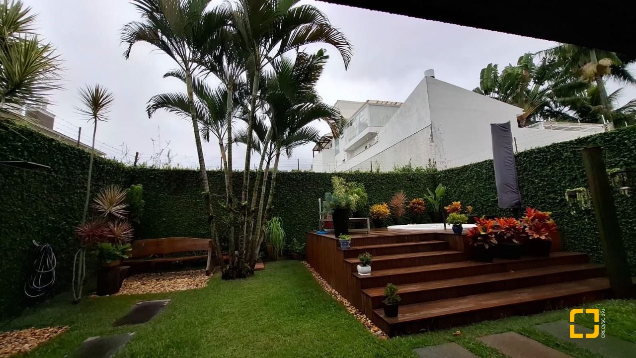Casa com 200m², 4 quartos (sendo 1 suíte), 2 garagens, no bairro Pedra Branca em Palhoça