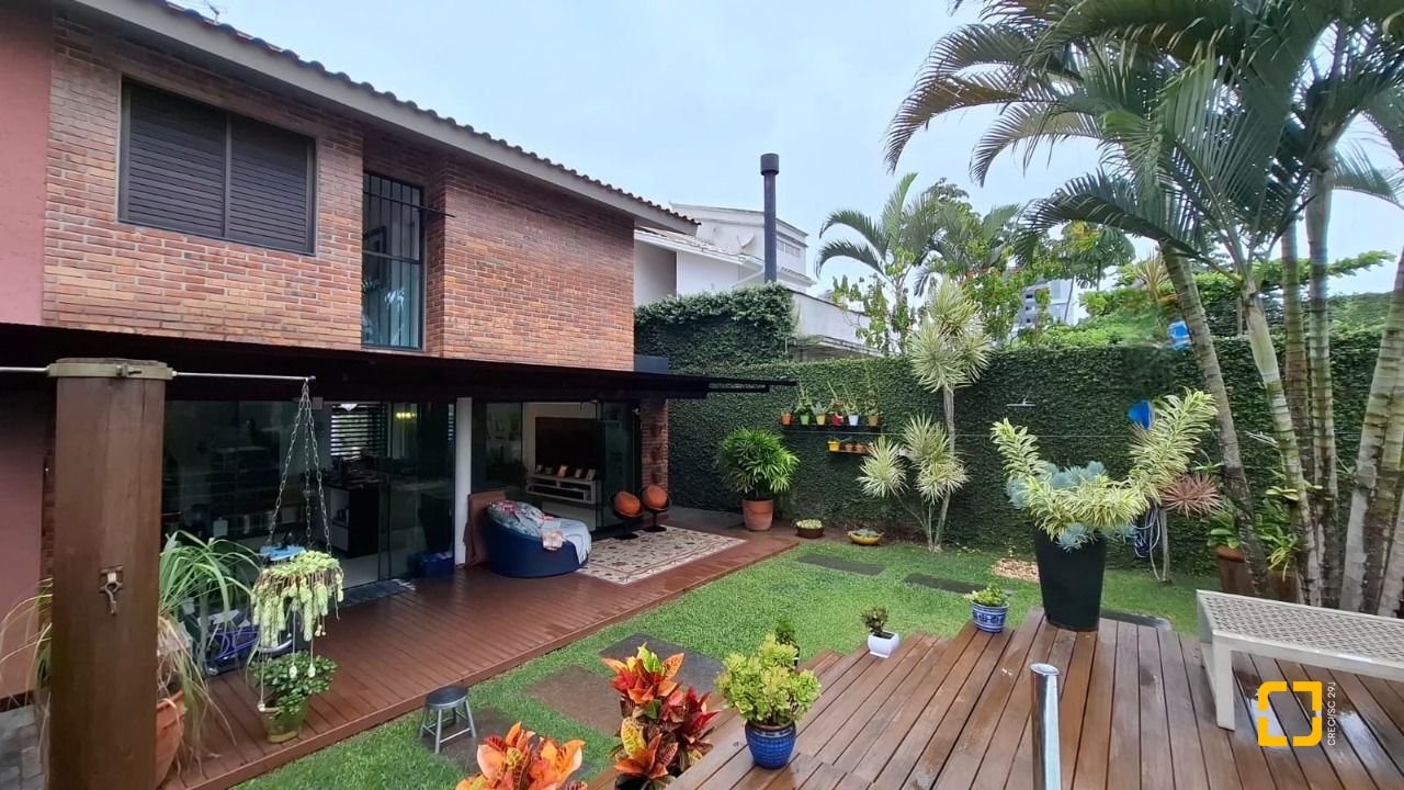 Casa com 200m², 4 quartos (sendo 1 suíte), 2 garagens, no bairro Pedra Branca em Palhoça