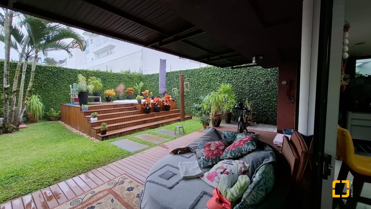 Casa com 200m², 4 quartos (sendo 1 suíte), 2 garagens, no bairro Pedra Branca em Palhoça