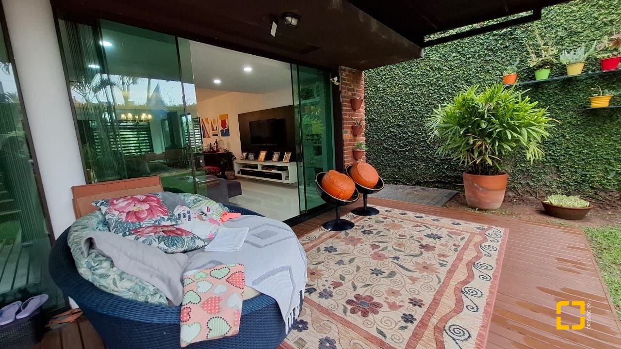 Casa com 200m², 4 quartos (sendo 1 suíte), 2 garagens, no bairro Pedra Branca em Palhoça