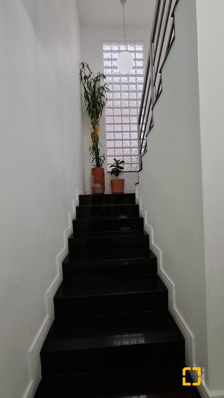 Casa com 200m², 4 quartos (sendo 1 suíte), 2 garagens, no bairro Pedra Branca em Palhoça