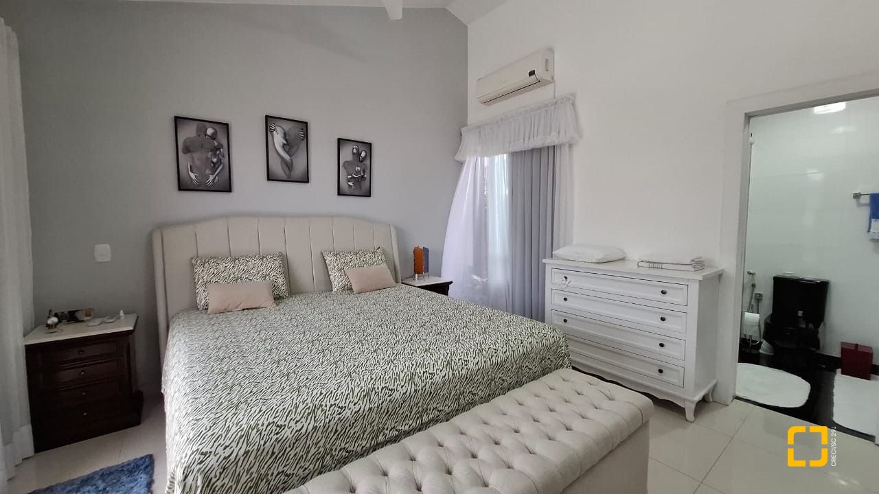Casa com 200m², 4 quartos (sendo 1 suíte), 2 garagens, no bairro Pedra Branca em Palhoça