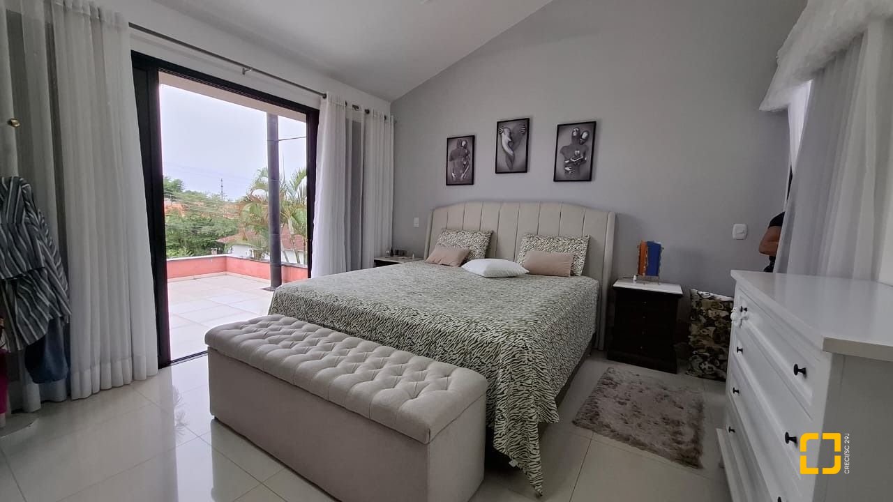 Casa com 200m², 4 quartos (sendo 1 suíte), 2 garagens, no bairro Pedra Branca em Palhoça