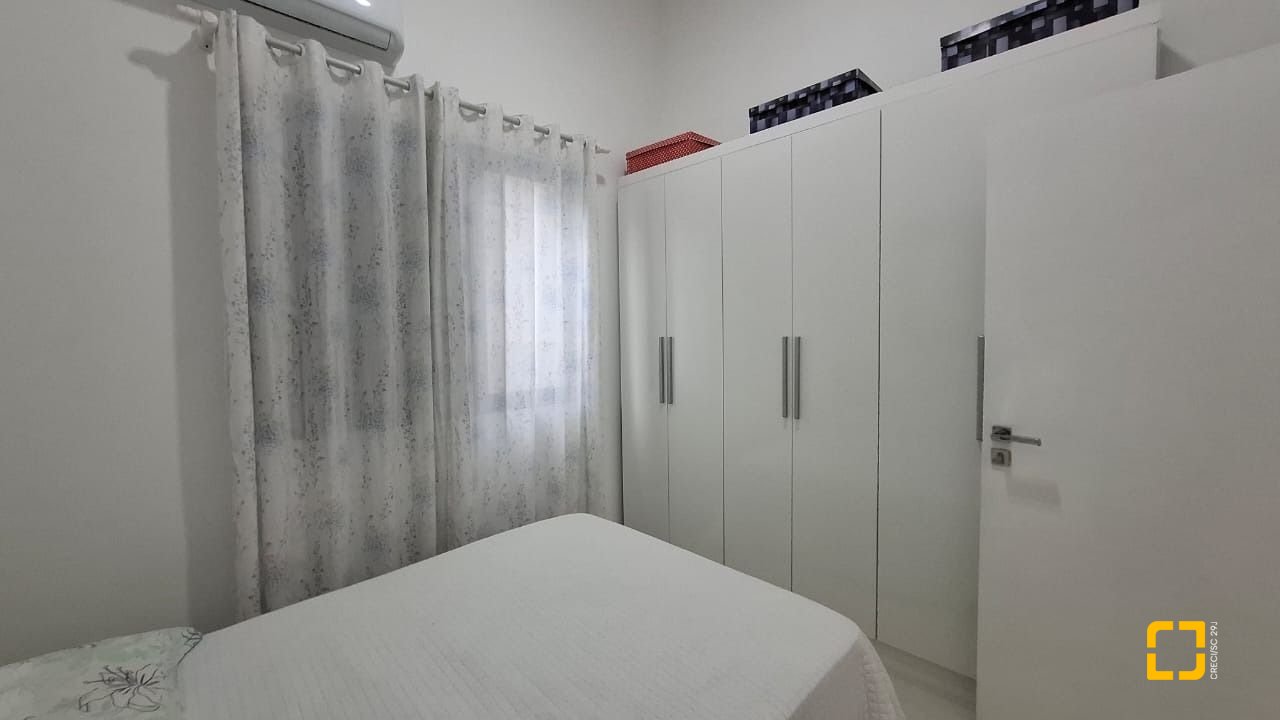 Casa com 200m², 4 quartos (sendo 1 suíte), 2 garagens, no bairro Pedra Branca em Palhoça