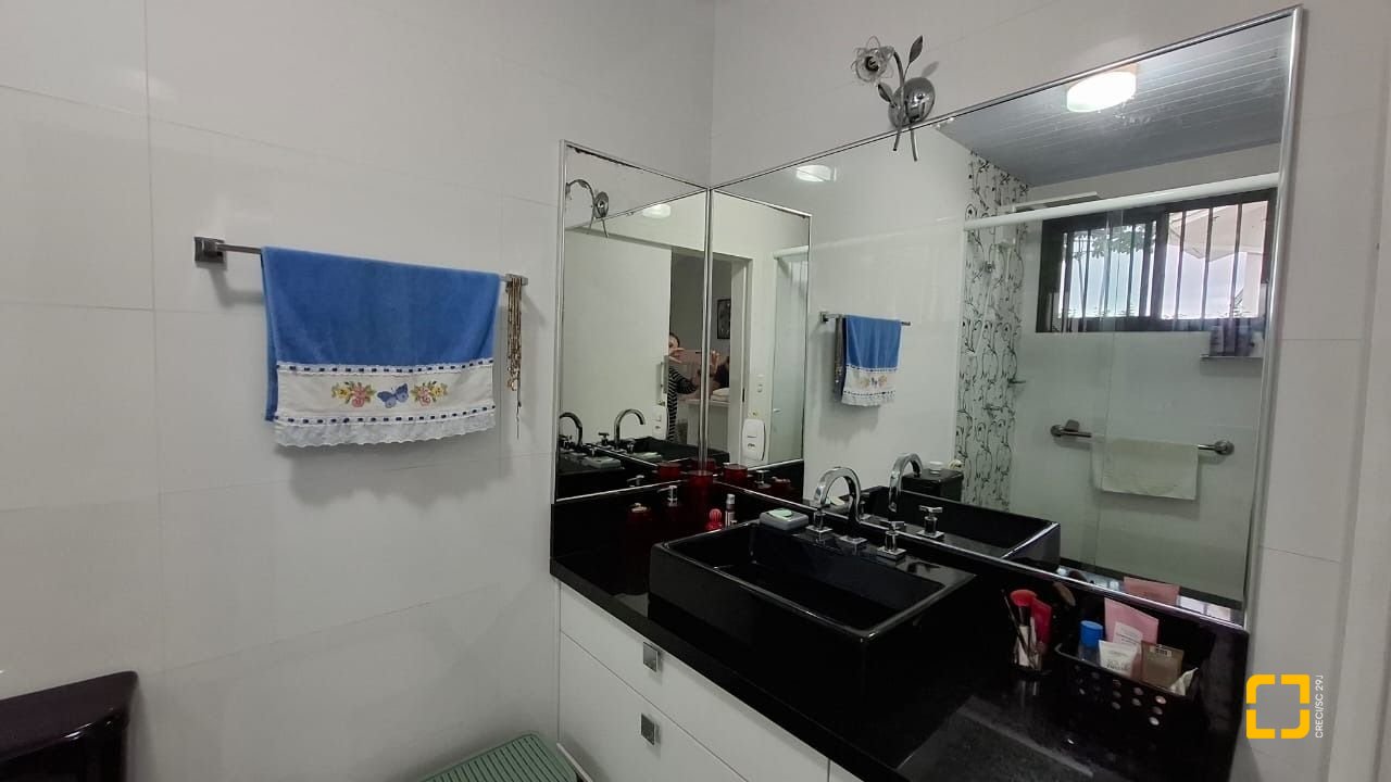 Casa com 200m², 4 quartos (sendo 1 suíte), 2 garagens, no bairro Pedra Branca em Palhoça