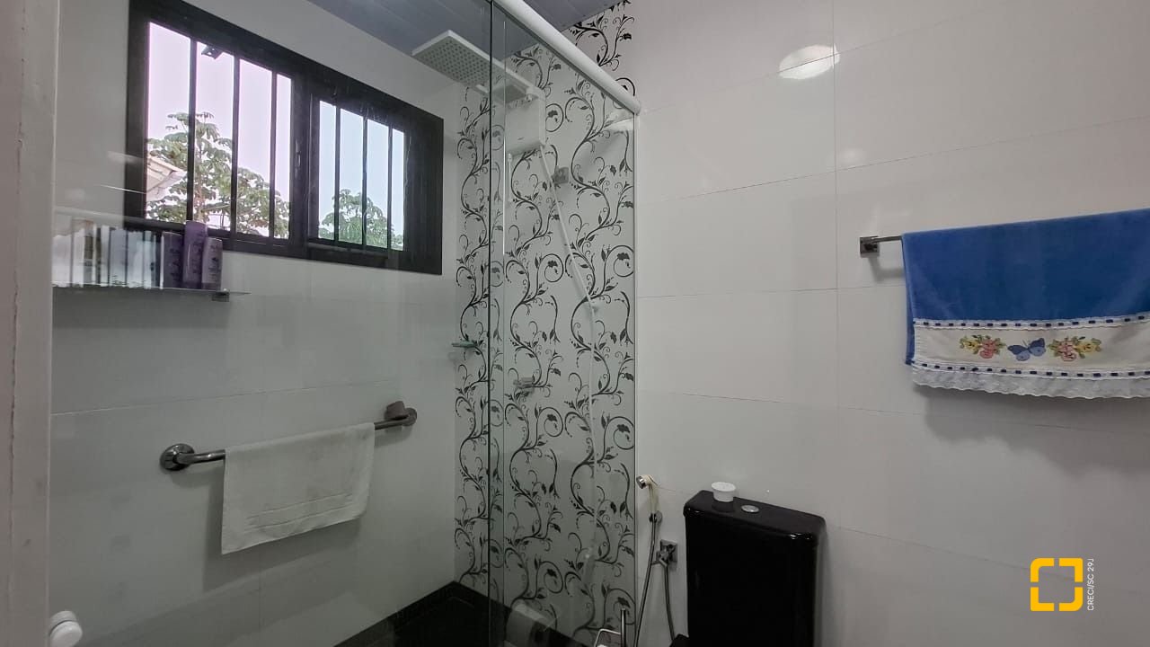 Casa com 200m², 4 quartos (sendo 1 suíte), 2 garagens, no bairro Pedra Branca em Palhoça