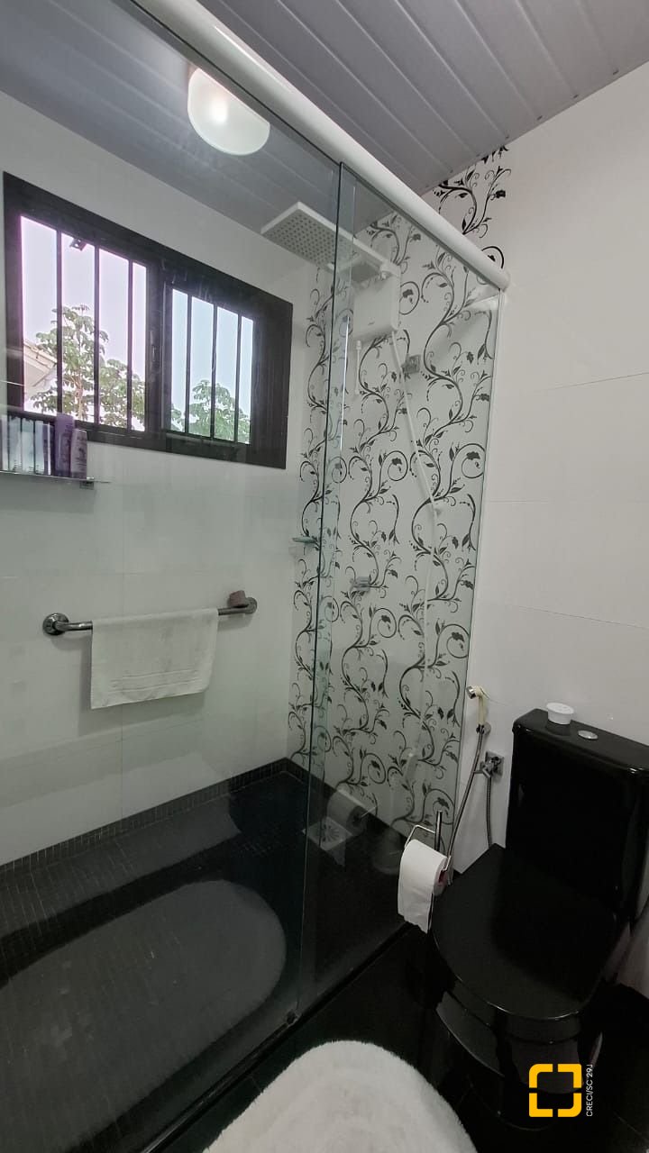 Casa com 200m², 4 quartos (sendo 1 suíte), 2 garagens, no bairro Pedra Branca em Palhoça